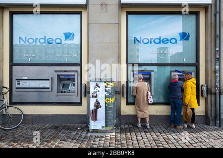 Persone che usano bancomat della Nordea Bank a Copenhagen, Danimarca, Europa Foto Stock