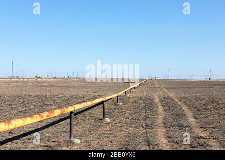 Gasdotti al di fuori di Aktau, Kazakhstan Foto Stock