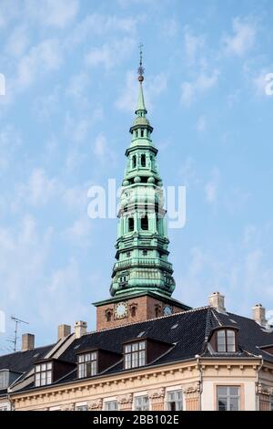 Chiesa di San Nicola torre, ora Nikolaj Centro di Arte Contemporanea a Copenhagen, Danimarca, Europa Foto Stock