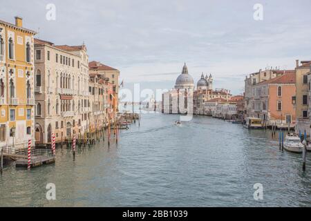 Venezia Veneto Italia il 19 gennaio 2019: vista del Canal Grande dal ponte dell'Accademia.