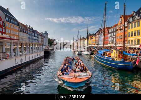 Tour in barca navigando sul lungomare del canale Nyhavn a Copenhagen, Danimarca, Europa Foto Stock