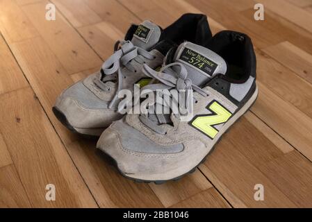 Nuove scarpe da ginnastica Balance, scarpe da training, calzature  espositore nel negozio sportivo Foto stock - Alamy