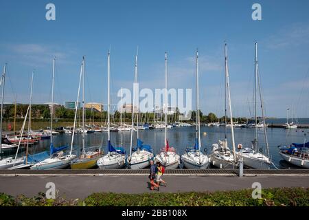 Persone che camminano in barca a vela nel porto degli yacht di Langelinie, Copenhagen, Danimarca, Europa Foto Stock