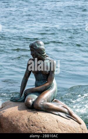La statua della Sirenetta a Copenhagen, in Danimarca, in Europa Foto Stock