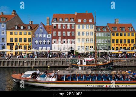 Tour in barca navigando sul lungomare del canale Nyhavn a Copenhagen, Danimarca, Europa Foto Stock