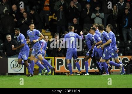 I giocatori di Wolverhampton Wanderers celebrano il loro obiettivo di apertura segnato da Ethan Ebanks-Landell (a sinistra) Foto Stock