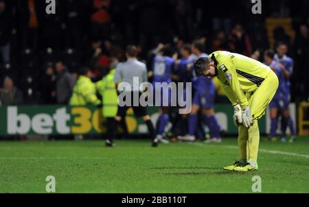 Bartosz Bialkowski, portiere della contea di Notts, sembra deiettato, in quanto i giocatori di Wolverhampton Wanderers celebrano il loro obiettivo di apertura segnato da Ethan Ebanks-Landell Foto Stock