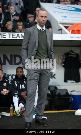 Il responsabile della contea di Notts Shaun Derry si piazza sulla linea di contatto prima del calcio d'inizio Foto Stock