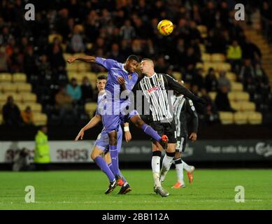 Marcus Haber (a destra) e Wolverhampton Wanderers' Ethan Ebanks-Landell della Contea di Notts combattono per la palla Foto Stock