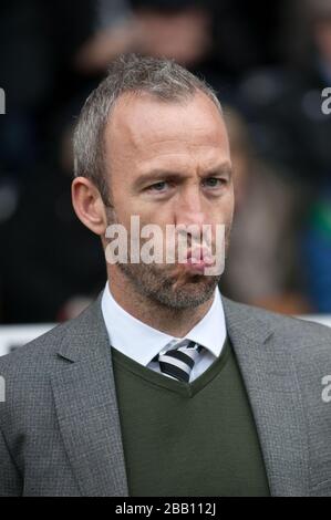 Il responsabile della contea di Notts Shaun Derry si piazza sulla linea di contatto prima del calcio d'inizio Foto Stock