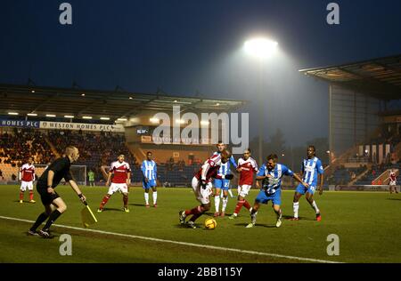 Una visione generale dell'azione in corso presso il Weston Homes Community Stadium Foto Stock