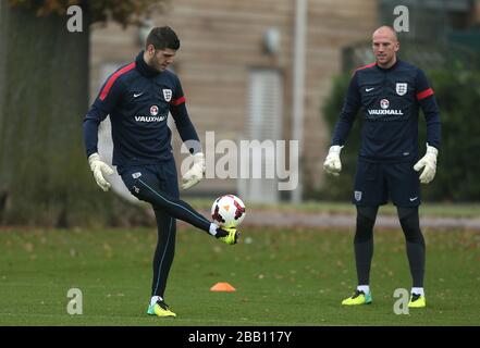 Inghilterra goalkeepers Fraser Forster (a sinistra) e John Ruddy durante la formazione Foto Stock