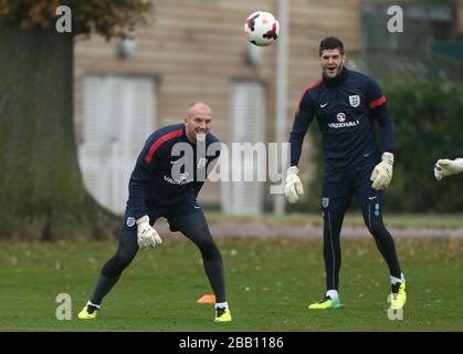 Inghilterra portiere John Ruddy (a sinistra) e Fraser Forster durante la formazione Foto Stock