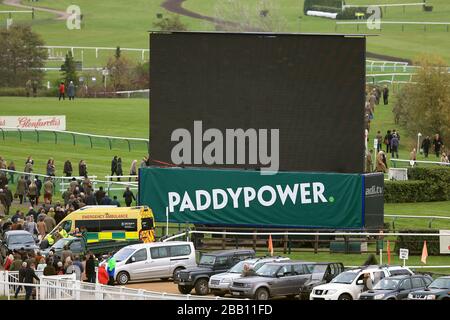 La segnaletica Paddy Power sul tabellone all'ippodromo di Cheltenham Foto Stock