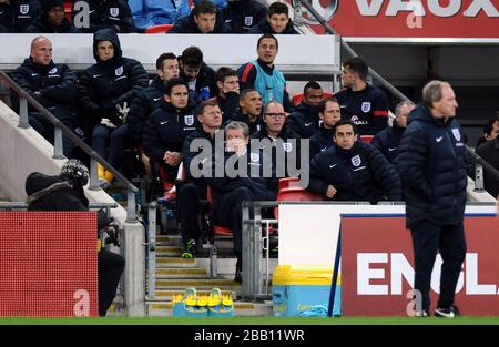 Il manager inglese Roy Hodgson sulla panchina con il suo staff e i suoi giocatori Foto Stock