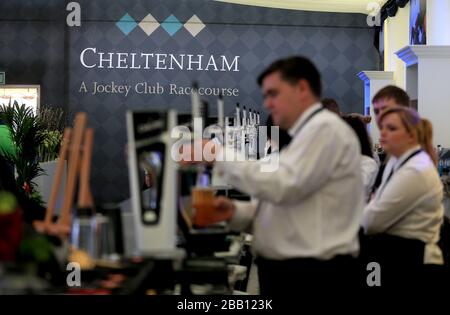 Vista generale del personale al lavoro all'ippodromo di Cheltenham Foto Stock