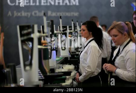 Vista generale del personale al lavoro all'ippodromo di Cheltenham Foto Stock