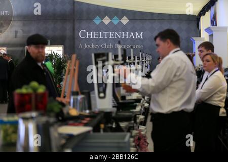 Vista generale del personale al lavoro all'ippodromo di Cheltenham Foto Stock