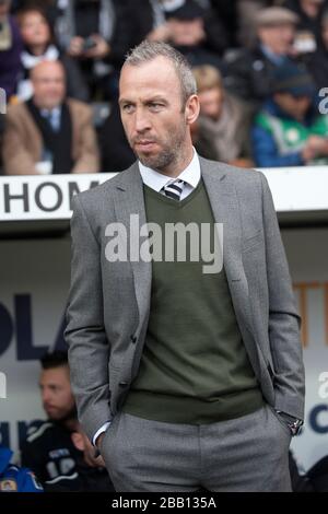 Il responsabile della contea di Notts Shaun Derry si piazza sulla linea di contatto prima del calcio d'inizio Foto Stock
