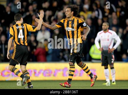 Hull City Alex Bruce (a sinistra) e Tom Huddlestone celebrano l'obiettivo della 3rd. Foto Stock