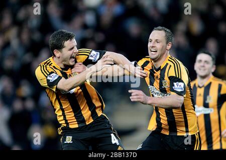 Alex Bruce (a sinistra) e David Meyler celebrano l'obiettivo 2nd di Hull City. Foto Stock