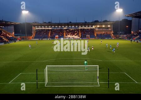 Una visione generale dell'azione in corso presso il Weston Homes Community Stadium Foto Stock