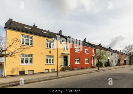 Case colorate a Elvegata, Posebyen - la Città Vecchia a Kristiansand. Posebyen a Kristiansand è una bella piccola comunità cittadina e l'unica cosa rimasta Foto Stock