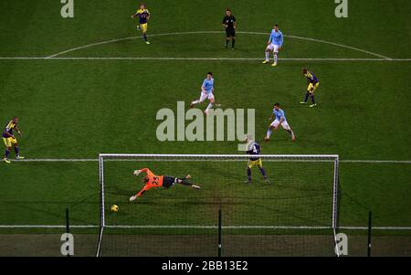 Samir Nasri (centro) di Manchester City segna il suo terzo gol Foto Stock