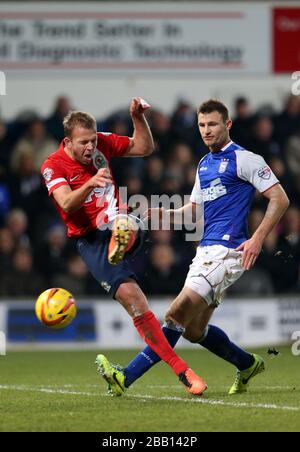 Tommy Smith (a destra) e Jordan Rhodes di Blackburn Rovers competono per la palla Foto Stock