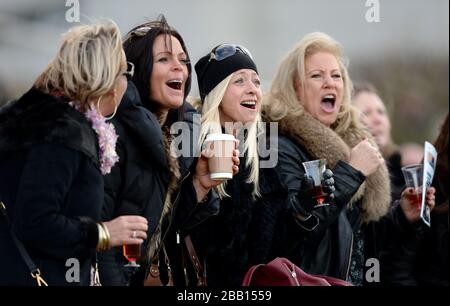 I corridori femminili allietano i loro cavalli il giorno 1 del festival di Natale di Tingle Creek all'ippodromo di Sandown Foto Stock