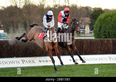 Fine pergamena guidata dal jockey Harry Banister salta l'ultimo davanti a Piazza Merrion guidato da un Doyle per andare avanti e vincere la Coldunell Amateur jockeys Association Amateur Riders 'handicap Chase Foto Stock