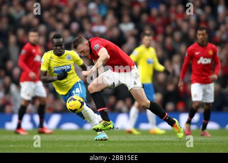 Phil Jones (a destra) del Manchester United e la battaglia di Cheick Tote del Newcastle United per la palla Foto Stock