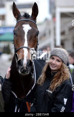 Lord Protector nella custodia dei vincitori dopo la vittoria nel S Creative PR e Talent Management handicap 'handicap ostacolo con jockey Richard Johnson Foto Stock