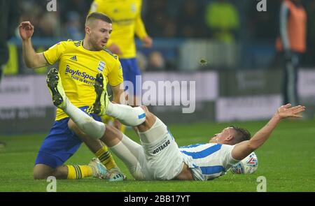 Jonathan Hogg (a destra) di Huddersfield Town affronta Dan Crowley di Birmingham City Foto Stock