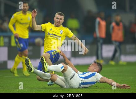 Jonathan Hogg (a destra) di Huddersfield Town affronta Dan Crowley di Birmingham City Foto Stock