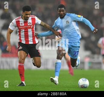 Amadou Bakayoko (a destra) di Coventry City detiene il Giordano di Sunderland Willis Foto Stock