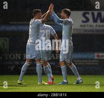 Patrick Bamford del Leeds United festeggia con il compagno di squadra ben White dopo aver segnato il suo primo gol durante la partita del campionato Sky Bet a Kenilworth Road, Luton Foto Stock