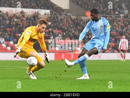 Amadou Bakayoko (a destra) di Coventry City spara verso l'obiettivo Foto Stock