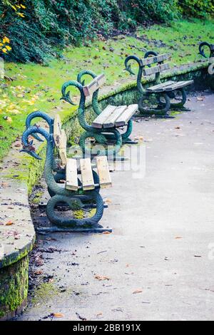 Posti a sedere in un parco a Harrogate, North Yorkshire, Regno Unito Foto Stock