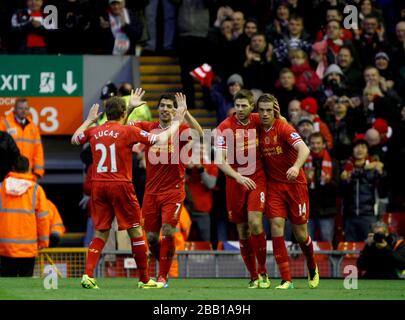 Luis Suarez di Liverpool (2nd a sinistra) festeggia con i compagni di squadra Lucas Leiva (a sinistra) Steven Gerrard (al centro) e Jordan Henderson dopo aver segnato il quarto gol del suo lato Foto Stock