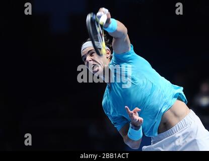 Rafael Nadal in Spagna in azione contro Roger Federer in Svizzera durante il giorno sette delle finali del World Tour ATP Barclays alla O2 Arena di Londra. Foto Stock