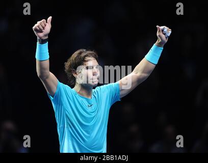 Rafael Nadal, in Spagna, celebra la sconfitta di Roger Federer, in Svizzera, durante il giorno sette delle finali del Barclays ATP World Tour presso la O2 Arena di Londra. Foto Stock