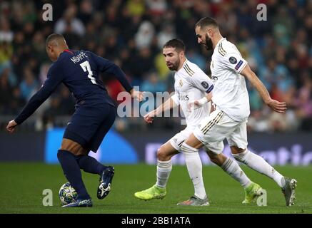 Il Dani Carvajal (centro) e Karim Benzema di Madrid inseguono il Kylian Mbappe di Parigi Saint-Germain Foto Stock