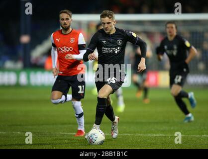 Andrew Shinnie (a sinistra) e la battaglia di Charlton Athletic Alfie Doughty per la palla della città di Luton Foto Stock