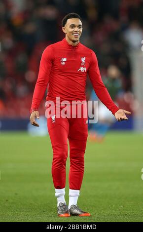 Il Trent Alexander-Arnold di Liverpool durante il riscaldamento prima del calcio d'inizio Foto Stock