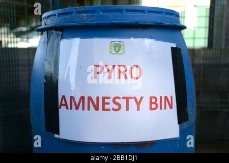 Veduta generale di un Amnesty Bin pirotecnico al Parco di Huish, sede della città di Yeovil Foto Stock