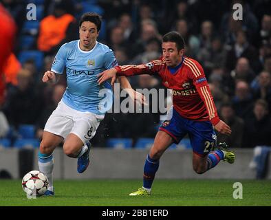 Samir Nasri di Manchester City (a sinistra) e la battaglia Zoran Tosic di CSKA Mosca per la palla Foto Stock