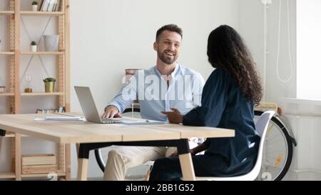 Sorridere colleghi diversi ridere collaborare alla riunione Foto Stock