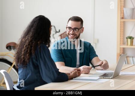 Sorridere colleghi diversi ridere brainstorming durante la riunione Foto Stock