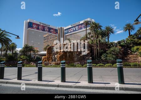 Vista generale di un marciapiede vuoto lungo la Las Vegas Strip in mezzo alla pandemia globale di coronavirus COVID-19, lunedì 23 marzo 2020, a Las Vegas. (Foto di IOS/Espa-Images) Foto Stock